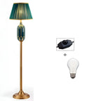 Lampadaire vertical luxueux en tissu vert plissé avec étagère