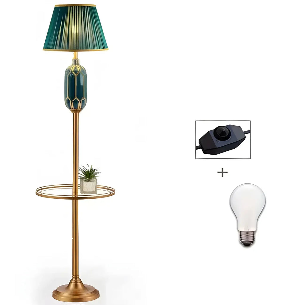 Lampadaire vertical luxueux en tissu vert plissé avec étagère