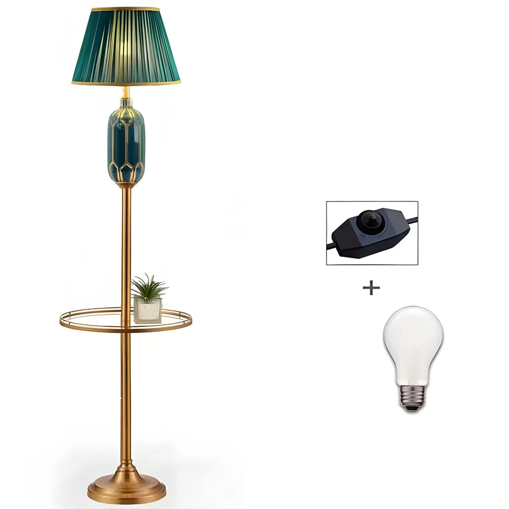Lampadaire vertical luxueux en tissu vert plissé avec étagère