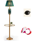 Lampadaire vertical luxueux en tissu vert plissé avec étagère