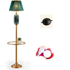 Lampadaire vertical luxueux en tissu vert plissé avec étagère