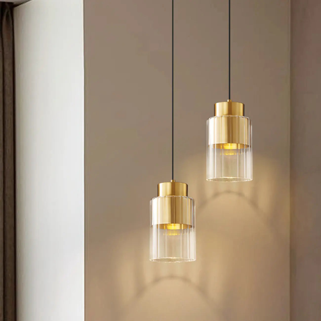 Suspension minimaliste cylindrique en laiton et verre transparent