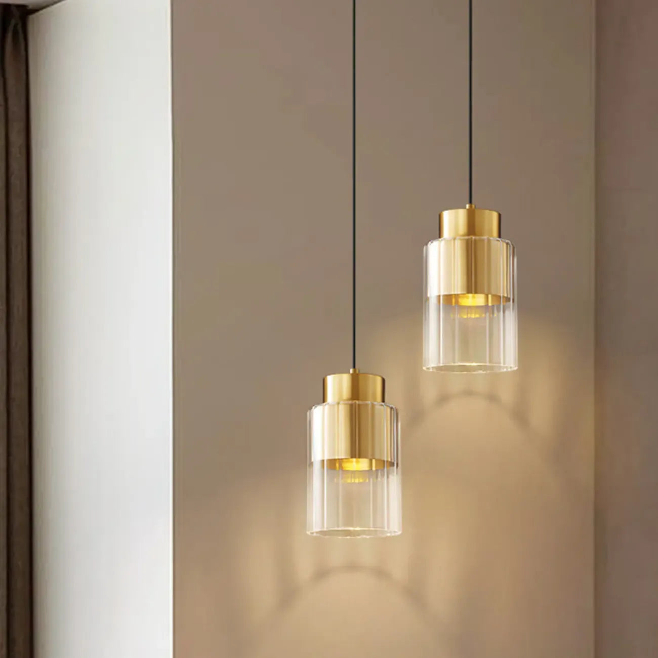 Suspension minimaliste cylindrique en laiton et verre transparent