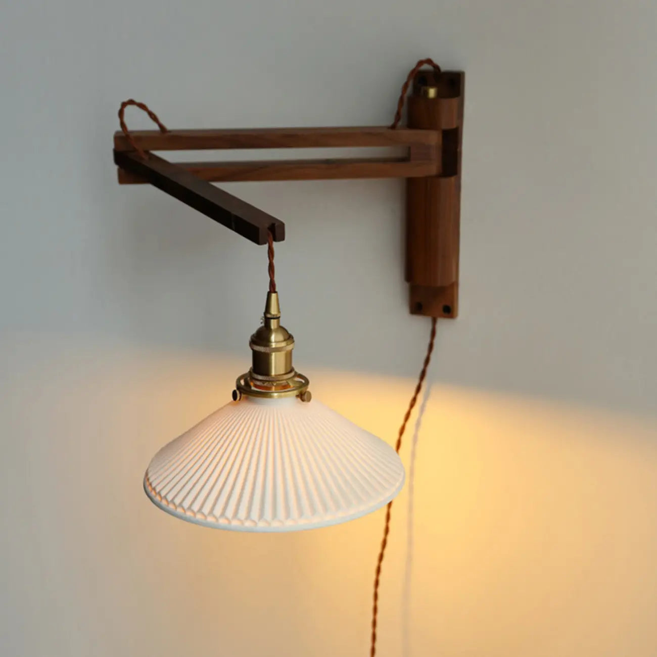 Applique da parete a braccio orientabile in legno vintage naturale con spina