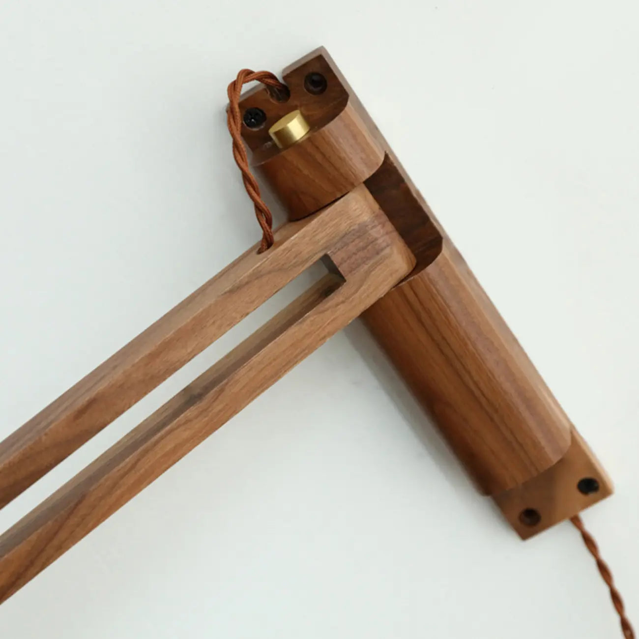 Applique da parete a braccio orientabile in legno vintage naturale con spina