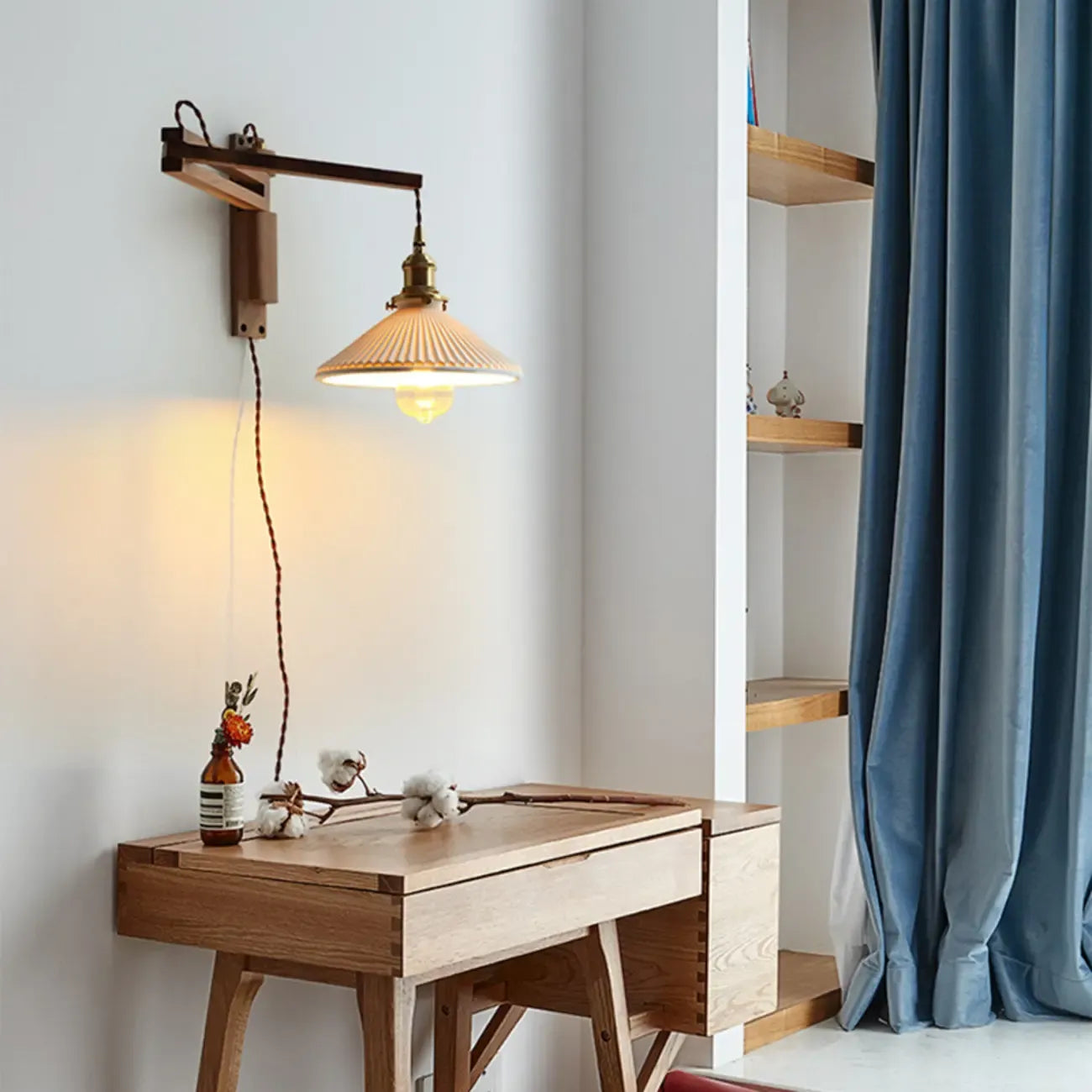Applique da parete a braccio orientabile in legno vintage naturale con spina