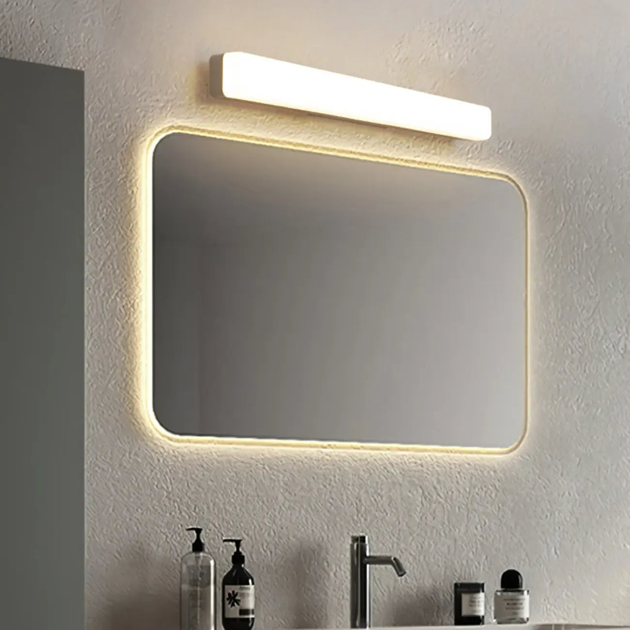 Applique murale LED Glam Tube avec abat-jour en plastique pour salle de bain