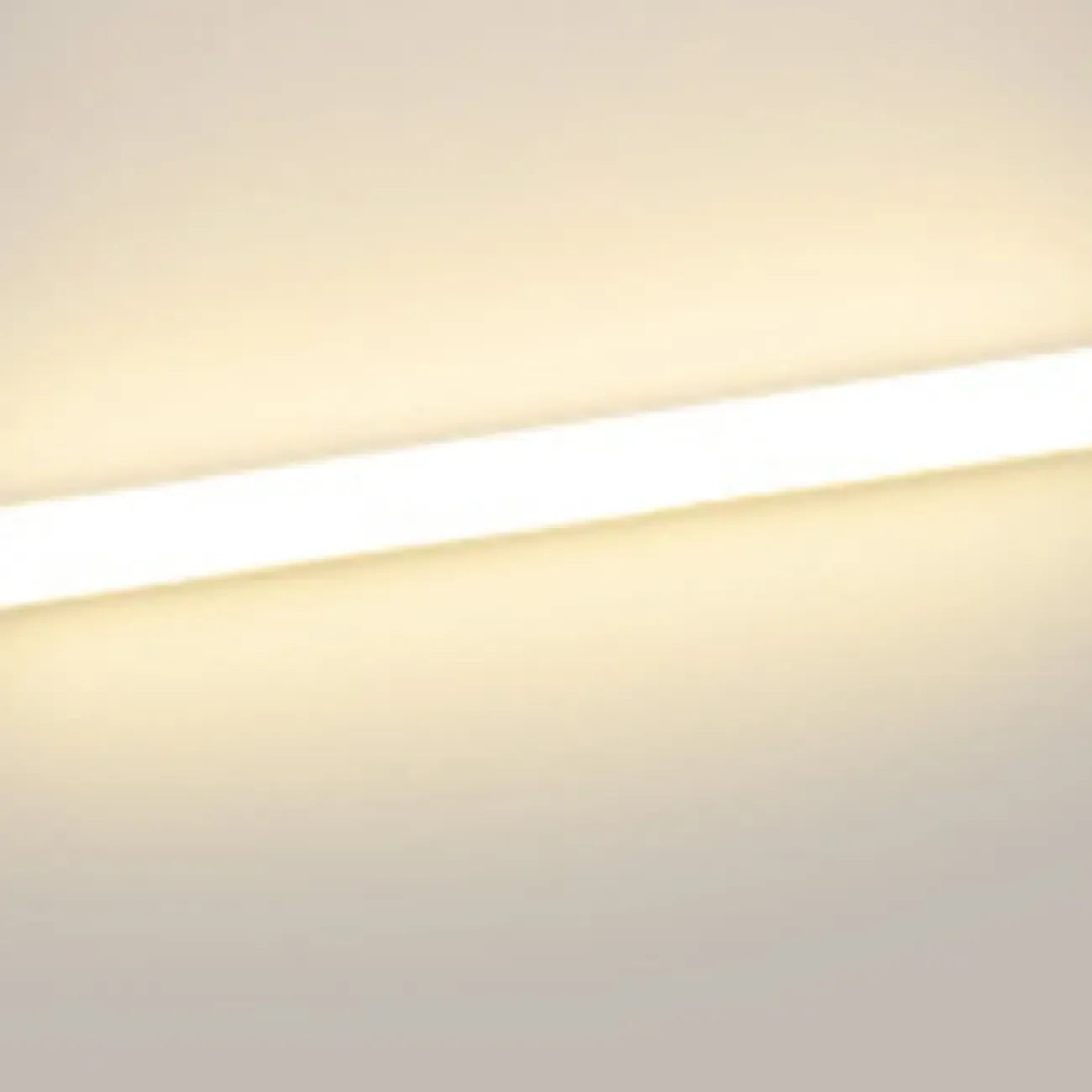 Applique murale LED Glam Tube avec abat-jour en plastique pour salle de bain