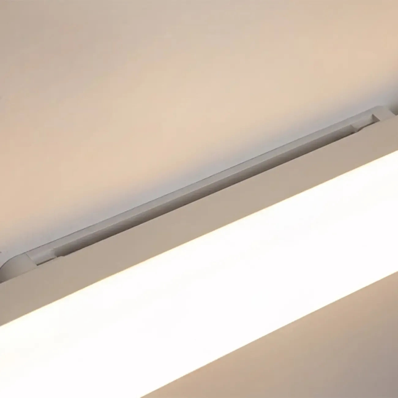 Applique murale LED Glam Tube avec abat-jour en plastique pour salle de bain