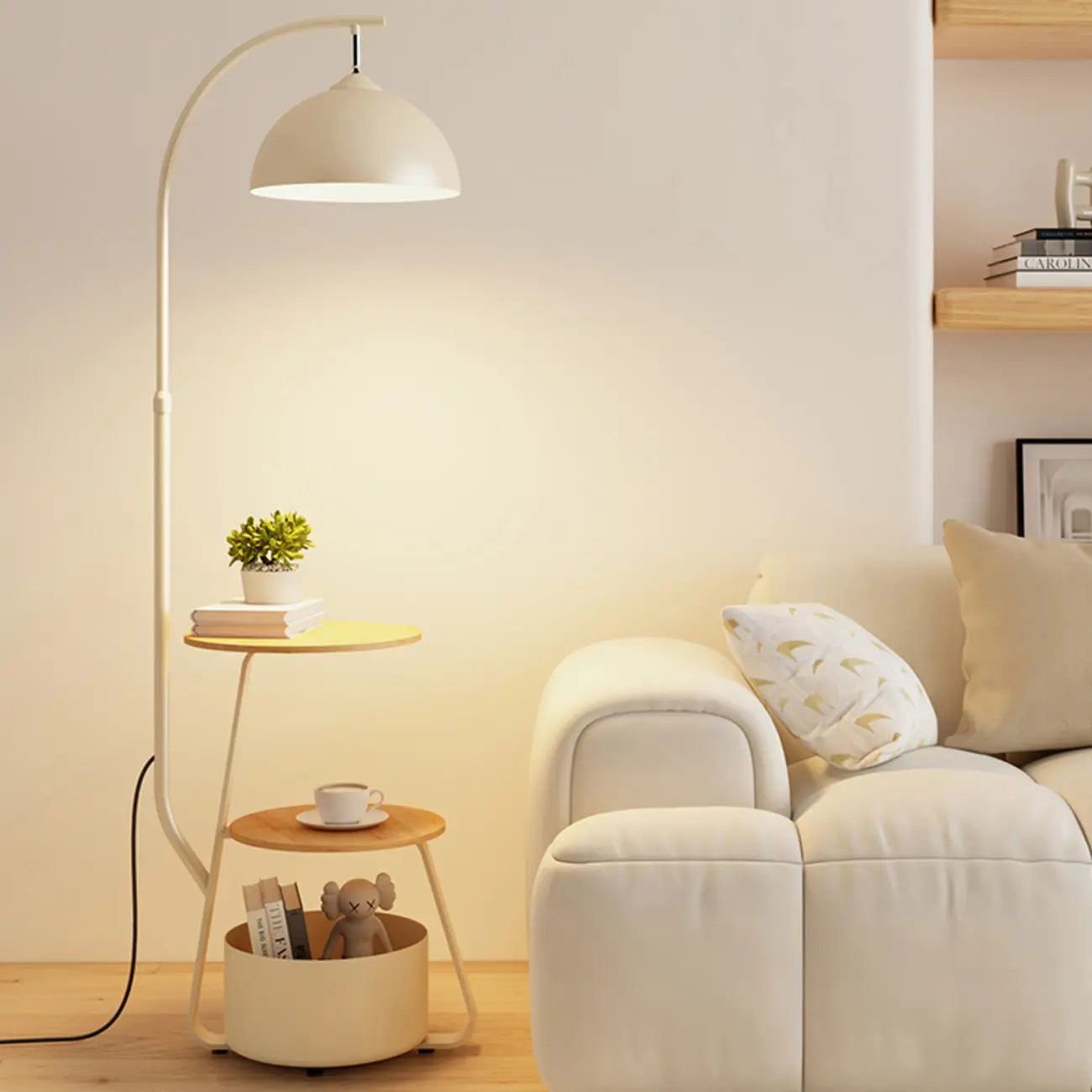 Lampada da terra ad arco con ripiano in ferro e ciotola color crema Arc Modern
