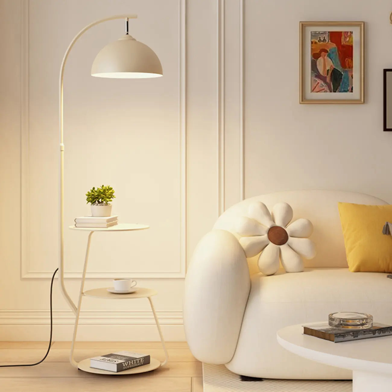 Lampada da terra ad arco con ripiano in ferro e ciotola color crema Arc Modern