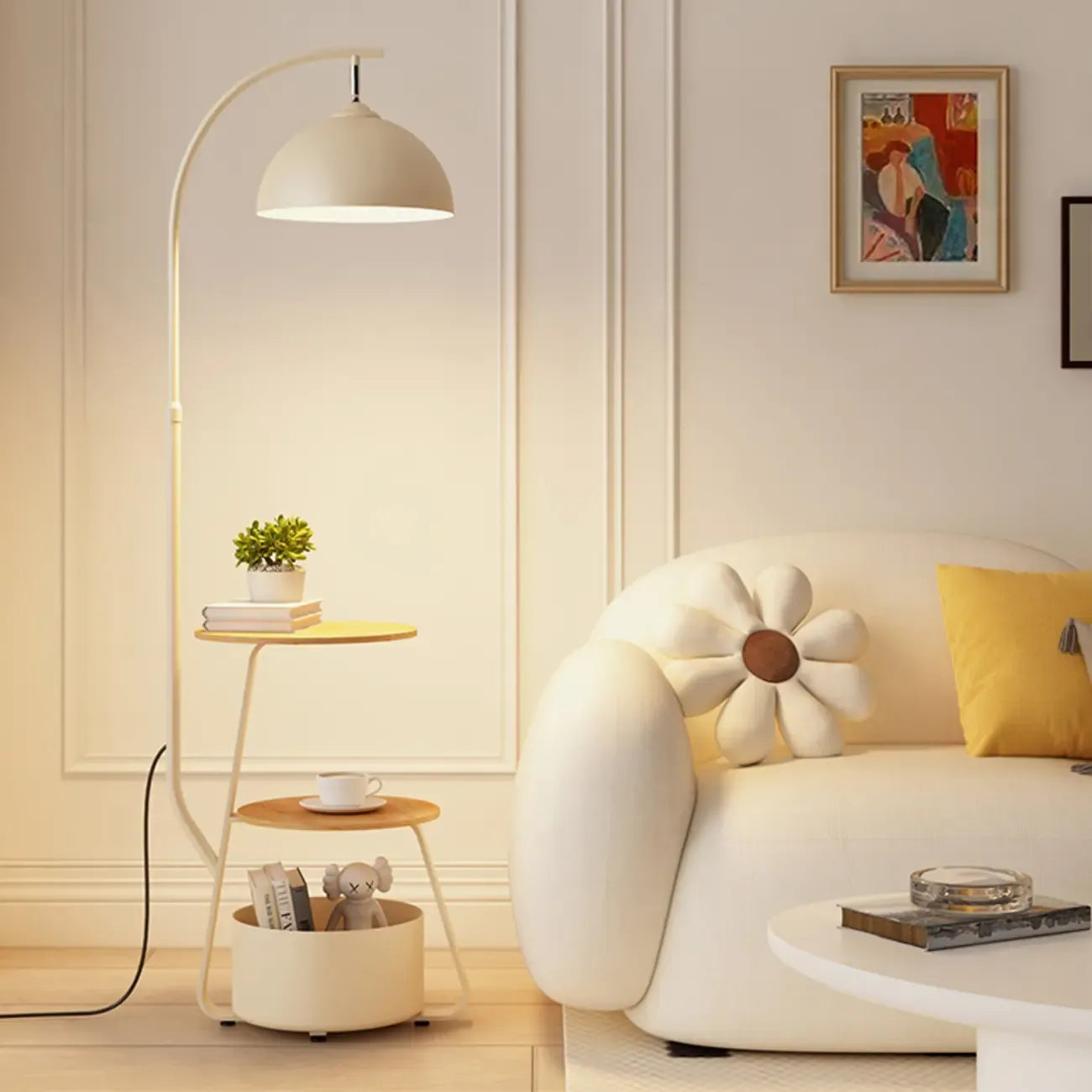 Lampada da terra ad arco con ripiano in ferro e ciotola color crema Arc Modern