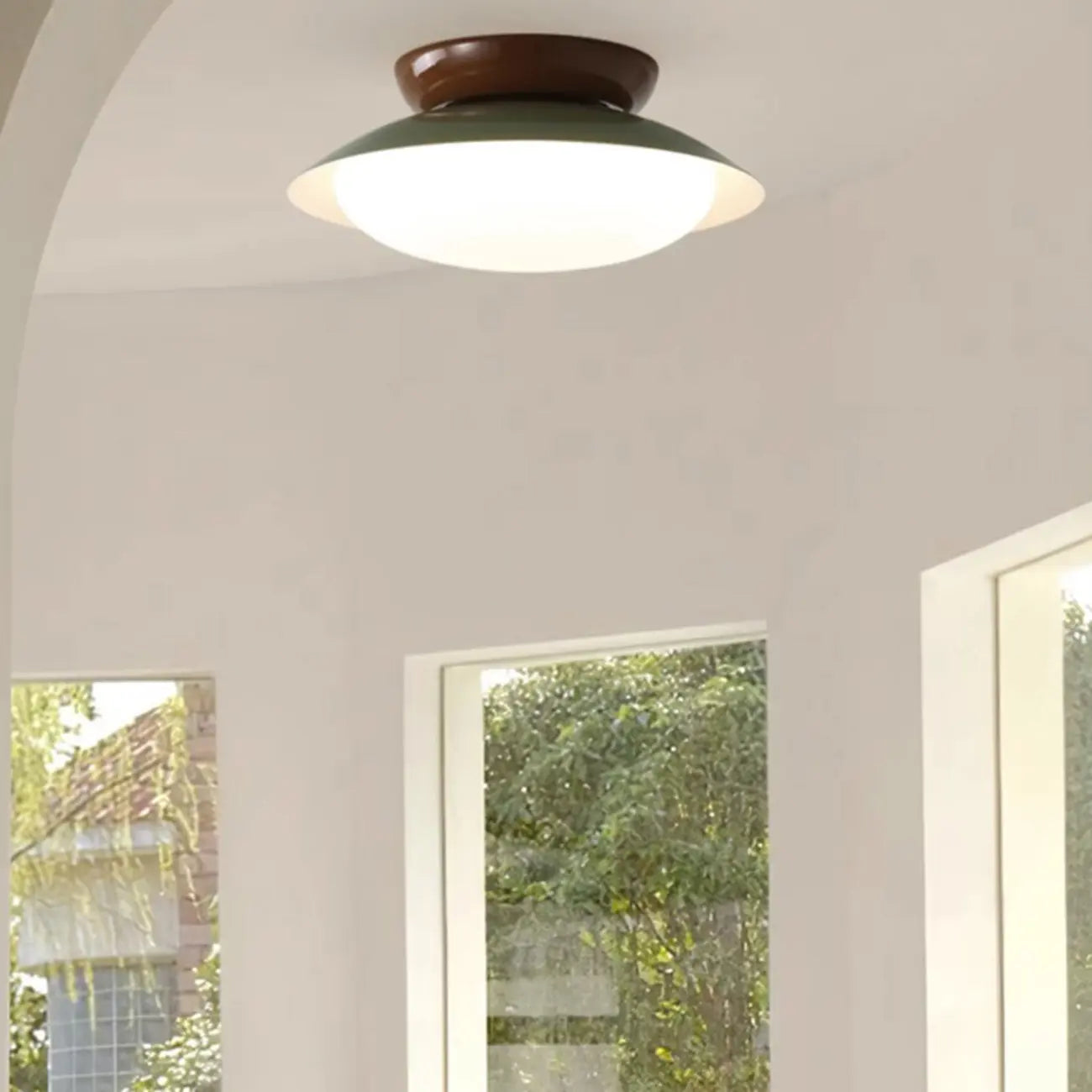Plafonnier semi-encastré minimaliste à dôme métallique et LED à intensité variable