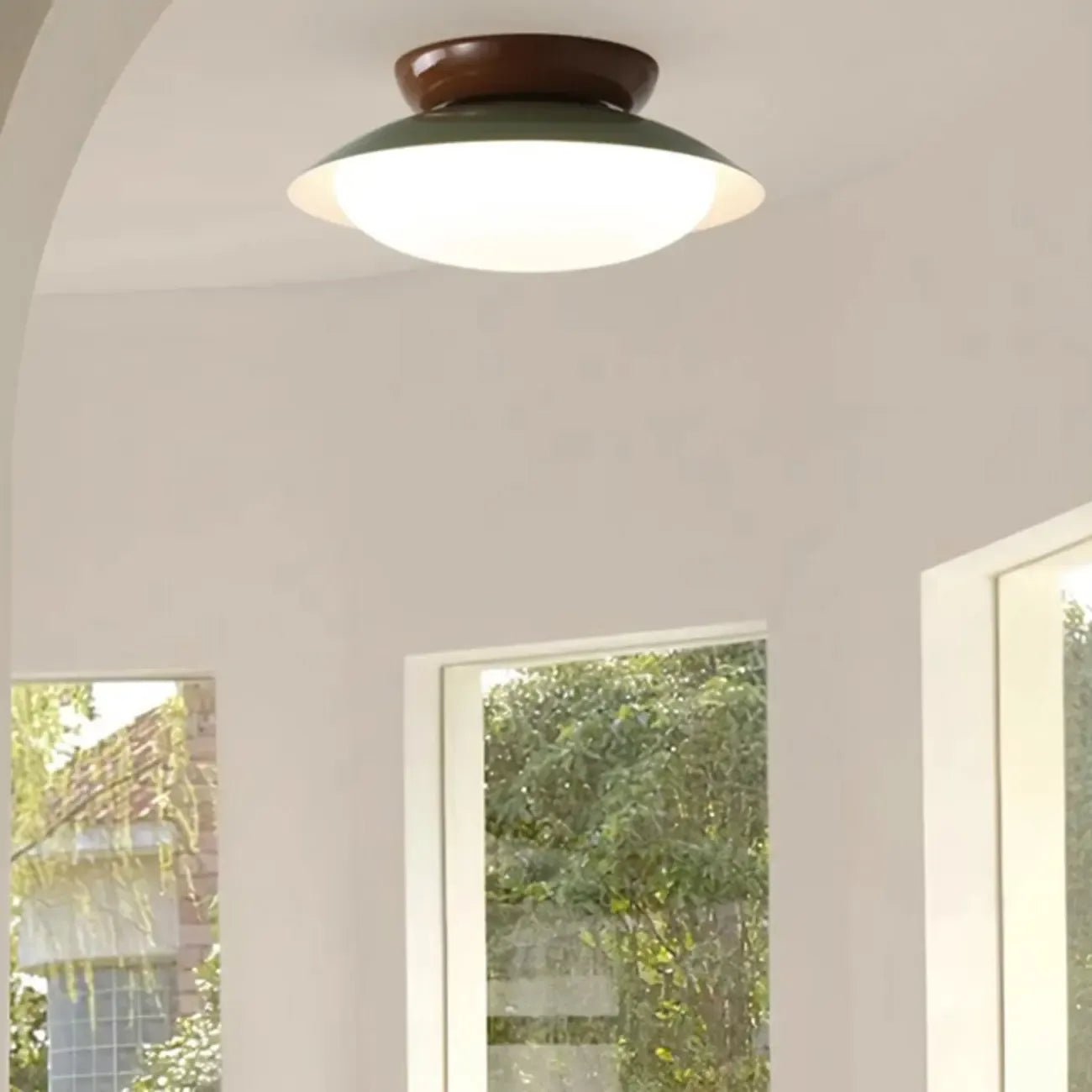Plafonnier semi-encastré minimaliste à dôme métallique et LED à intensité variable
