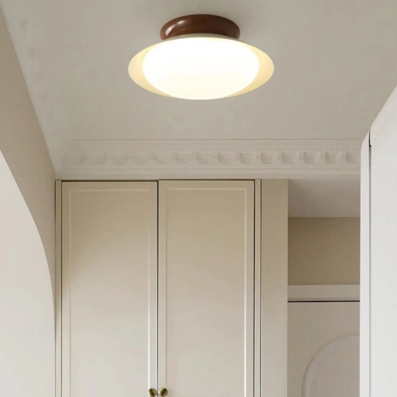 Plafonnier semi-encastré minimaliste à dôme métallique et LED à intensité variable