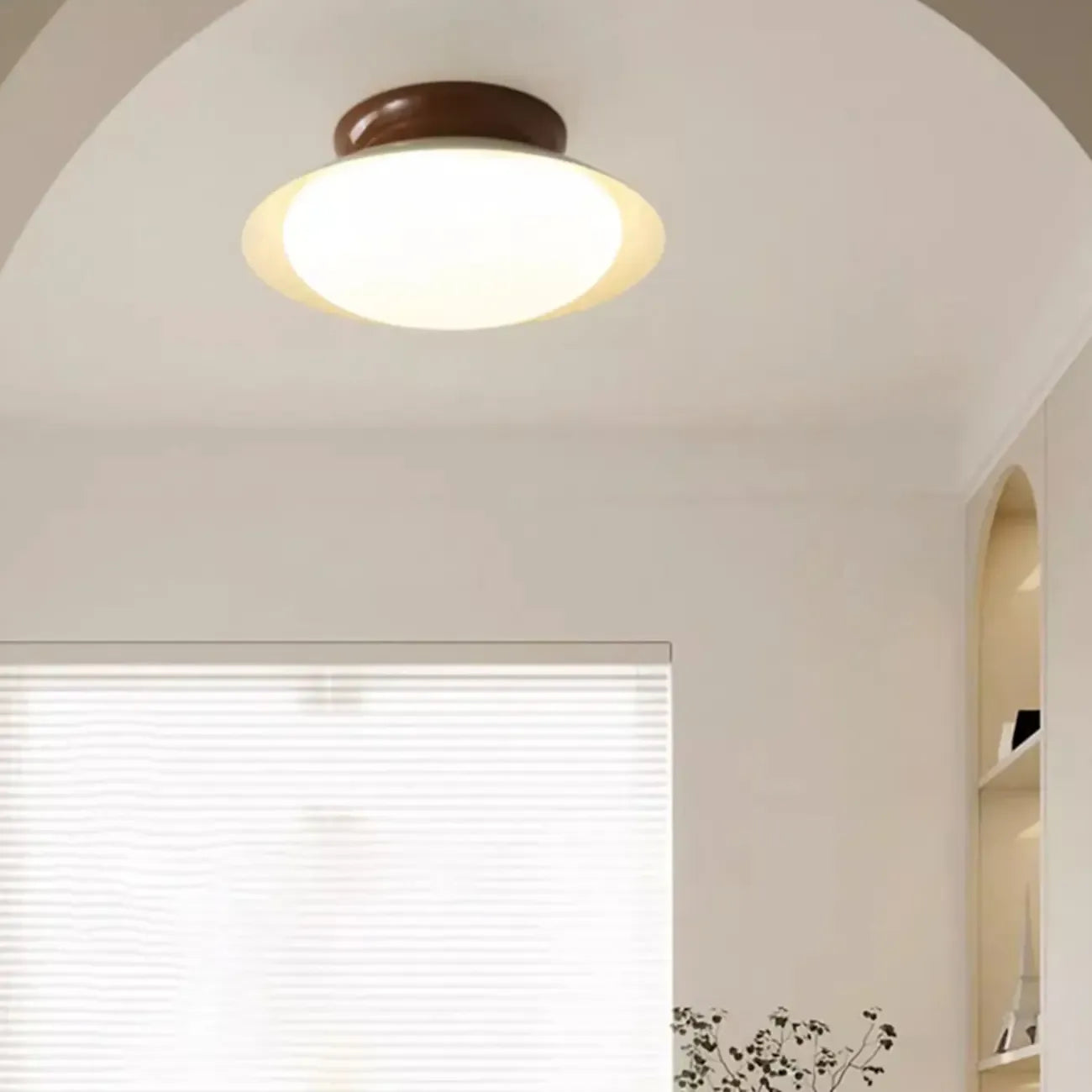Plafonnier semi-encastré minimaliste à dôme métallique et LED à intensité variable