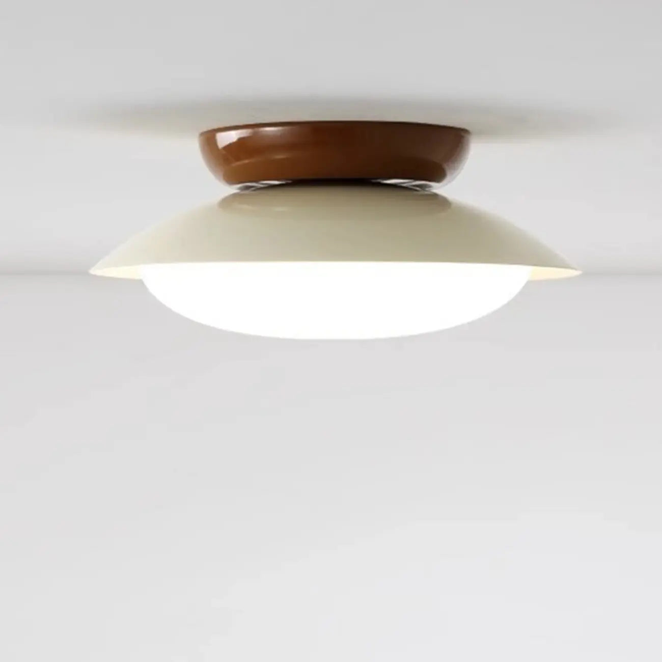 Plafonnier semi-encastré minimaliste à dôme métallique et LED à intensité variable