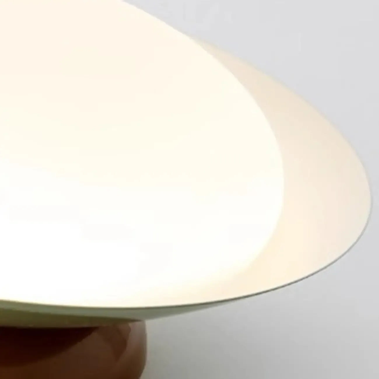 Plafonnier semi-encastré minimaliste à dôme métallique et LED à intensité variable