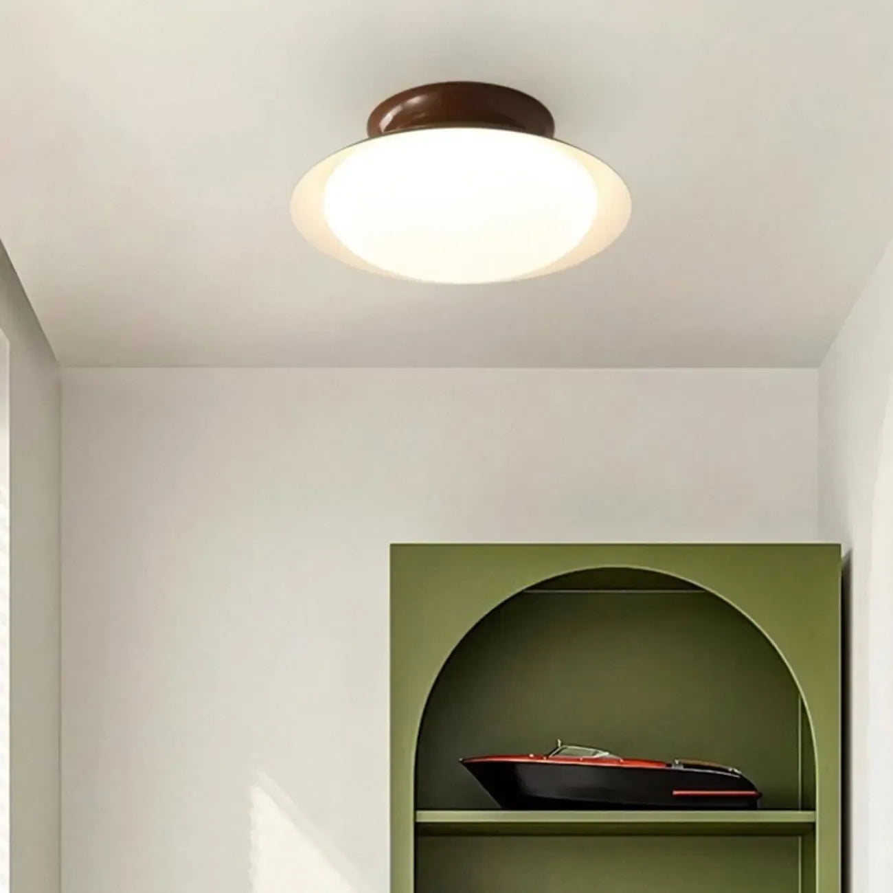 Plafonnier semi-encastré minimaliste à dôme métallique et LED à intensité variable