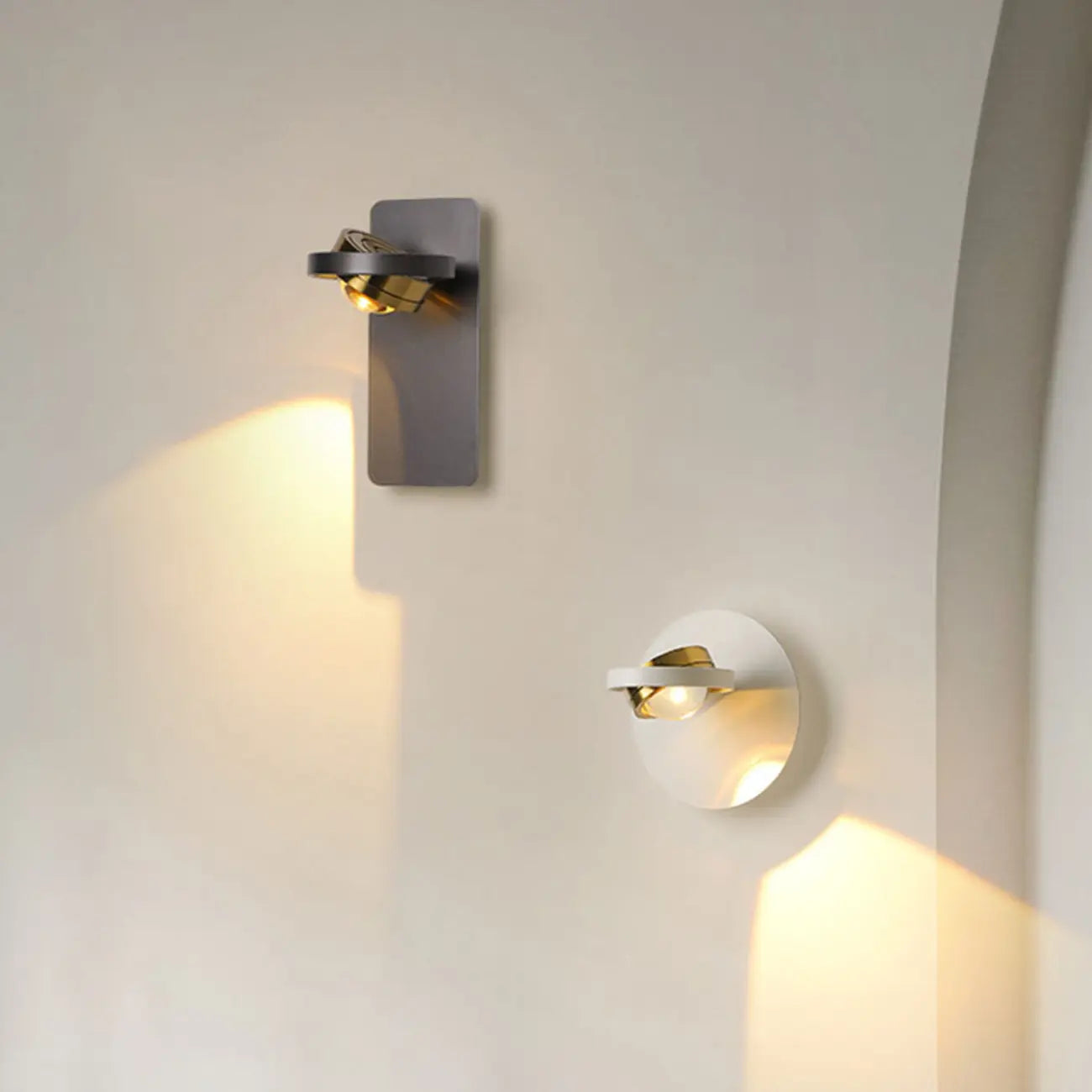 Lampada da parete rotonda in metallo con vetro trasparente e rotazione a 360°
