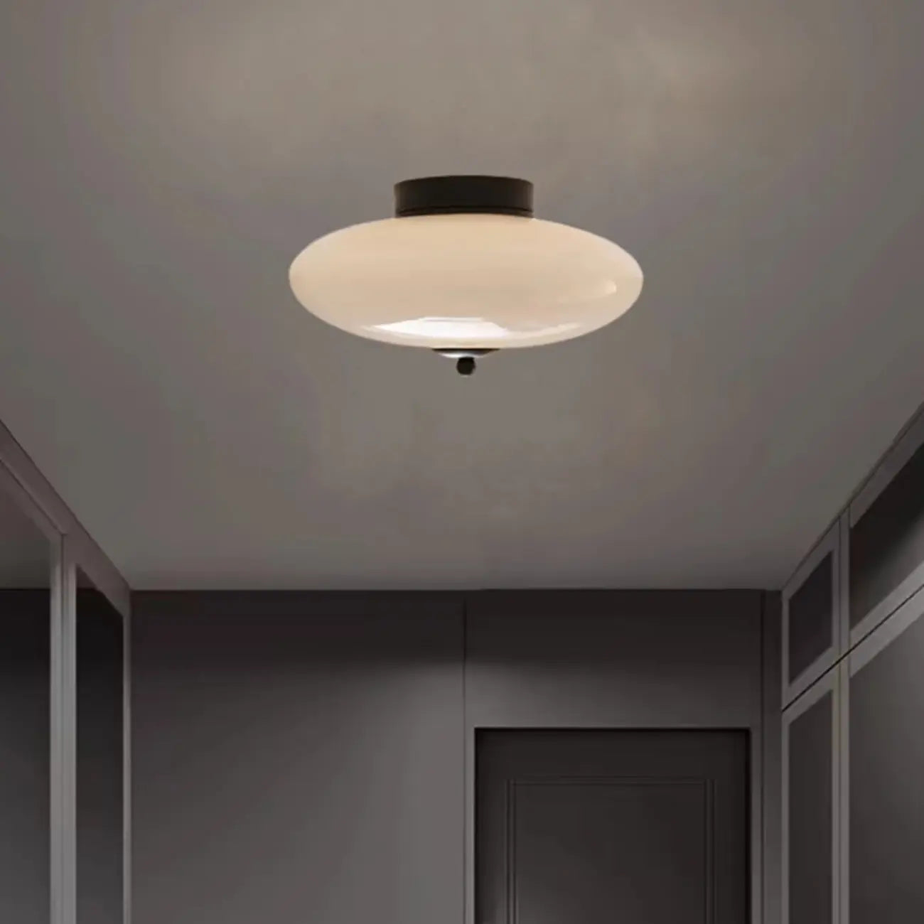 Mini plafonnier LED semi-encastré en verre blanc, à intensité variable, avec mini tambour.