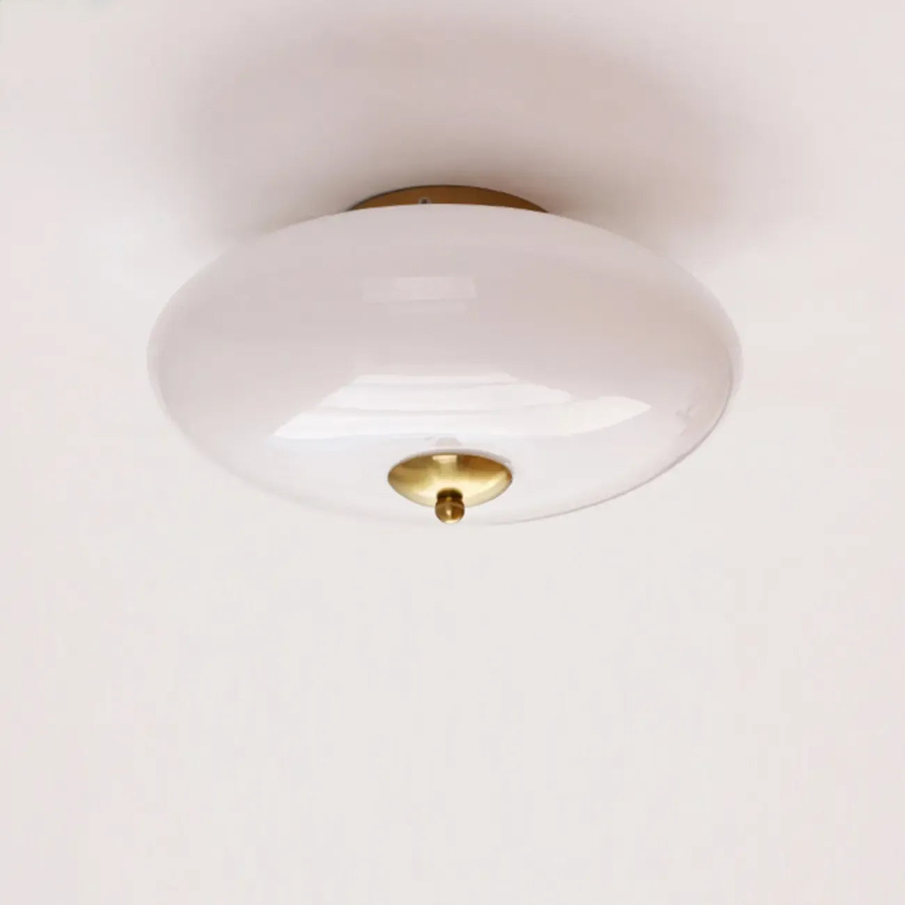 Mini plafonnier LED semi-encastré en verre blanc, à intensité variable, avec mini tambour.