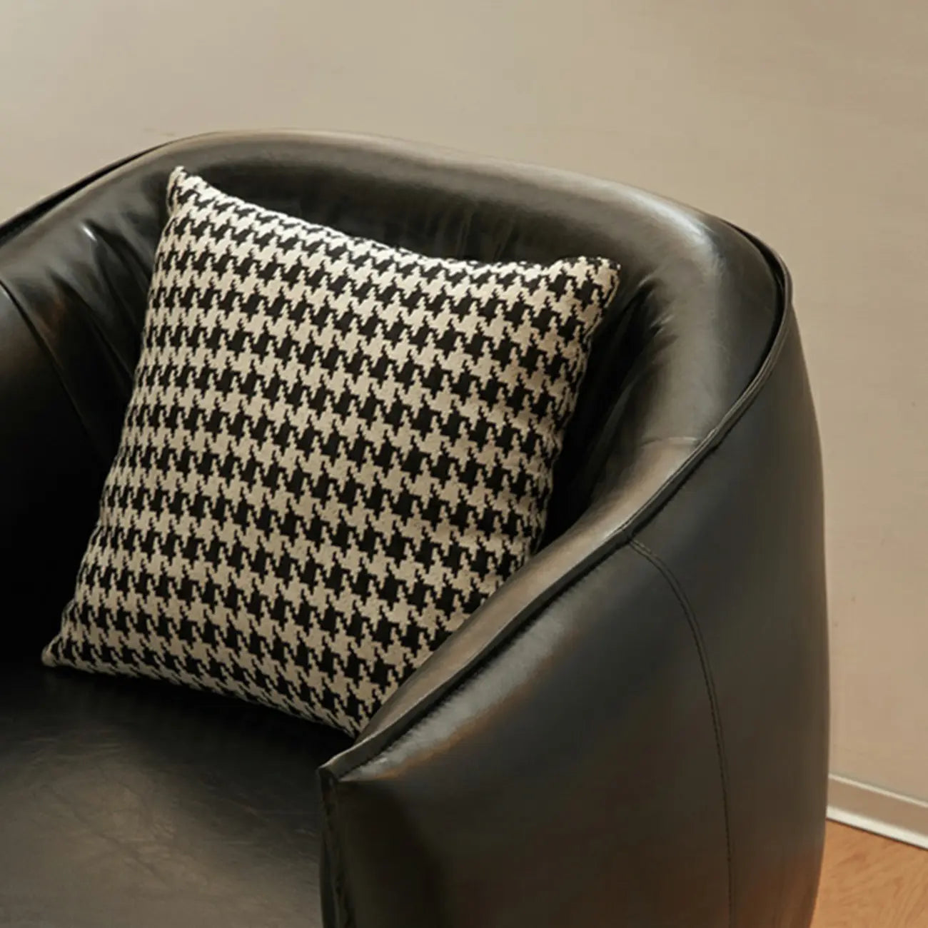 Fauteuil lounge moderne en cuir noir pour salon
