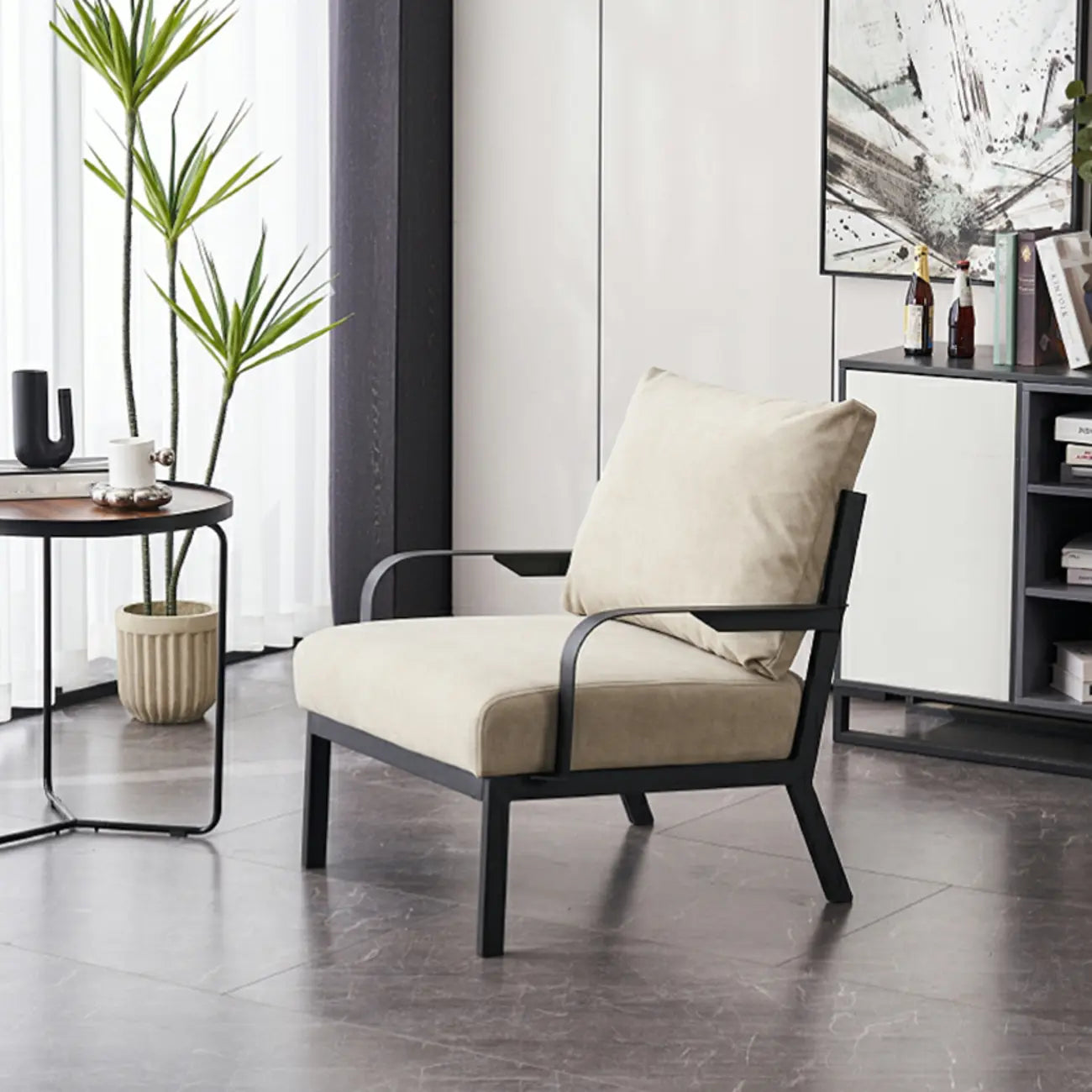 Fauteuil moderne en tissu et métal beige, design ergonomique