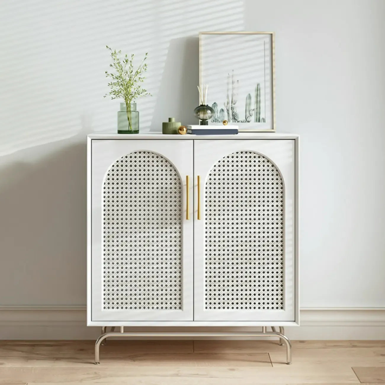 Meuble de rangement moderne à façade en bois noir tressé pour salon