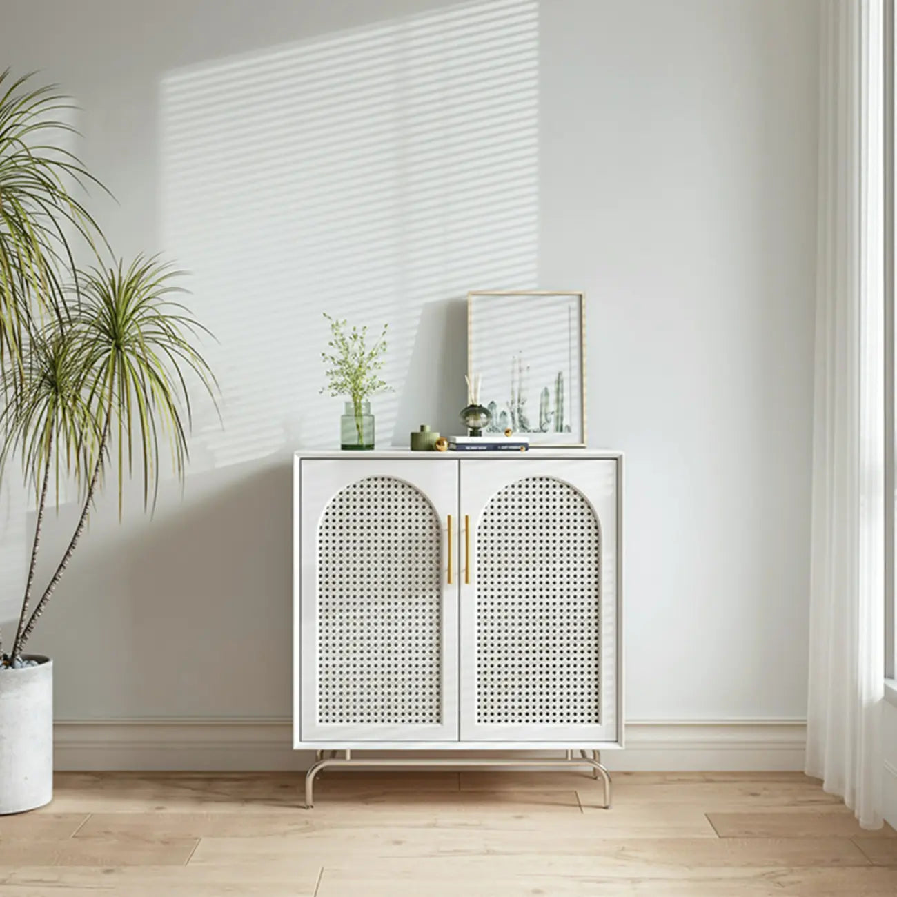 Meuble de rangement moderne à façade en bois noir tressé pour salon