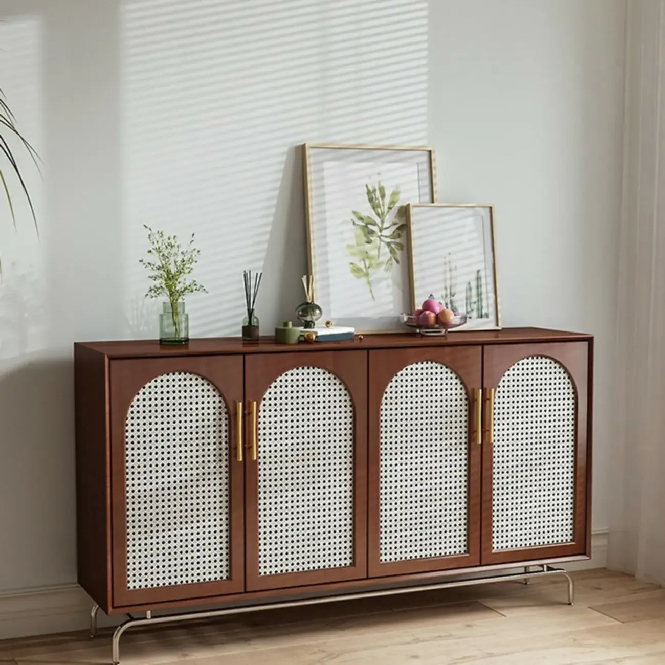 Meuble de rangement moderne à façade en bois noir tressé pour salon