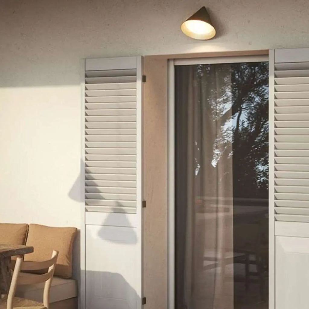 Applique murale extérieure minimaliste conique en métal noir certifiée LEED