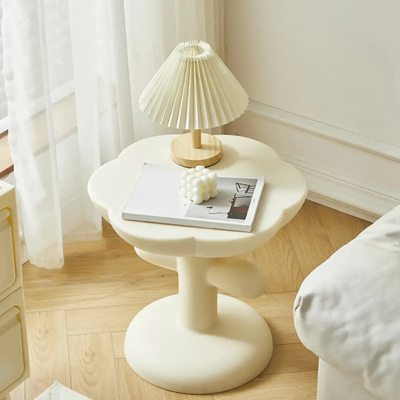 Table d'appoint minimaliste en plastique aux formes libres pour le salon