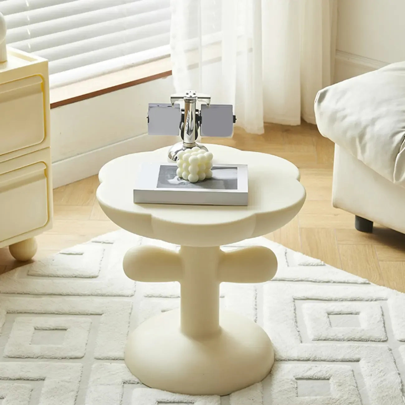 Table d'appoint minimaliste en plastique aux formes libres pour le salon