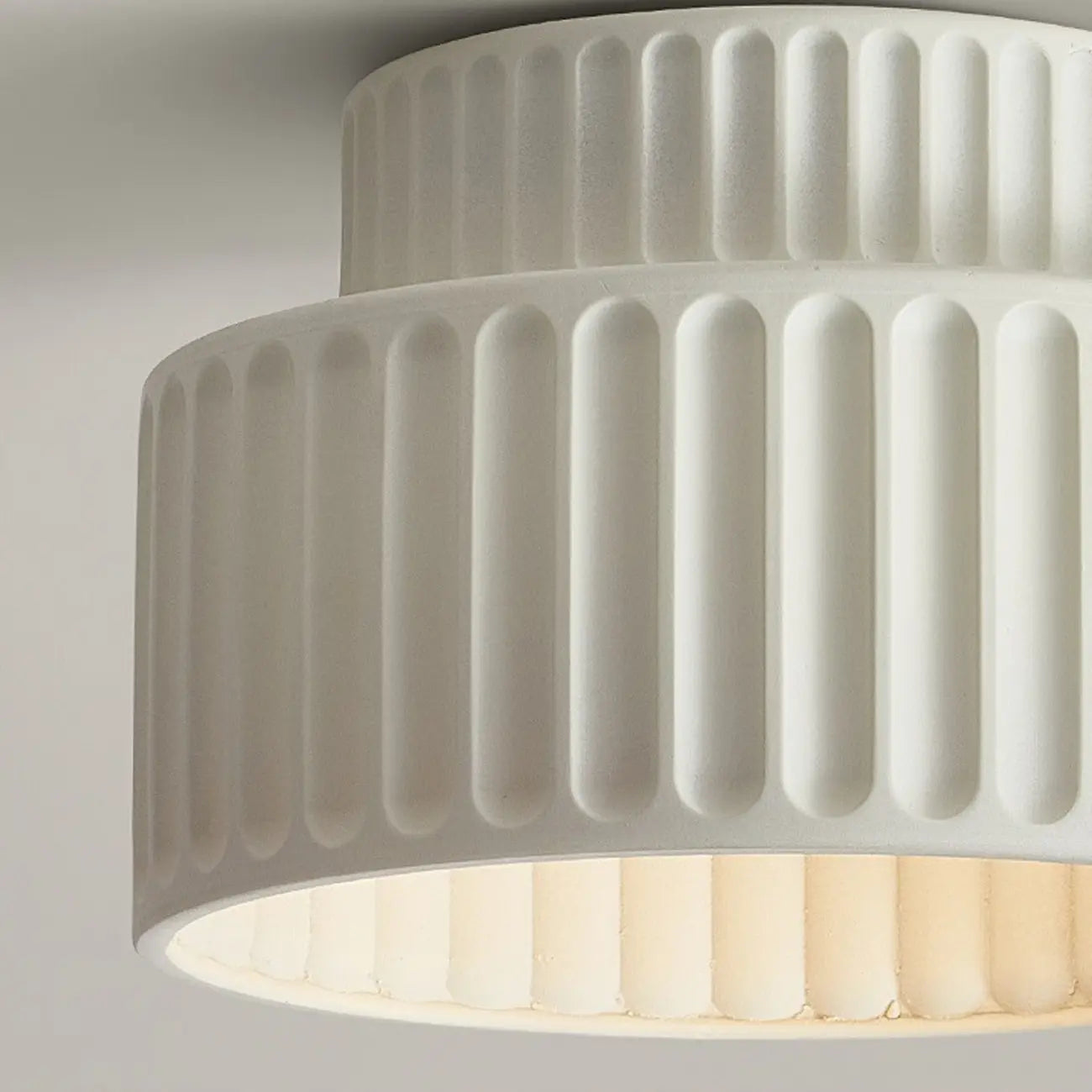 Plafonnier minimaliste cylindrique nervuré en plastique