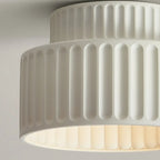 Plafonnier minimaliste cylindrique nervuré en plastique