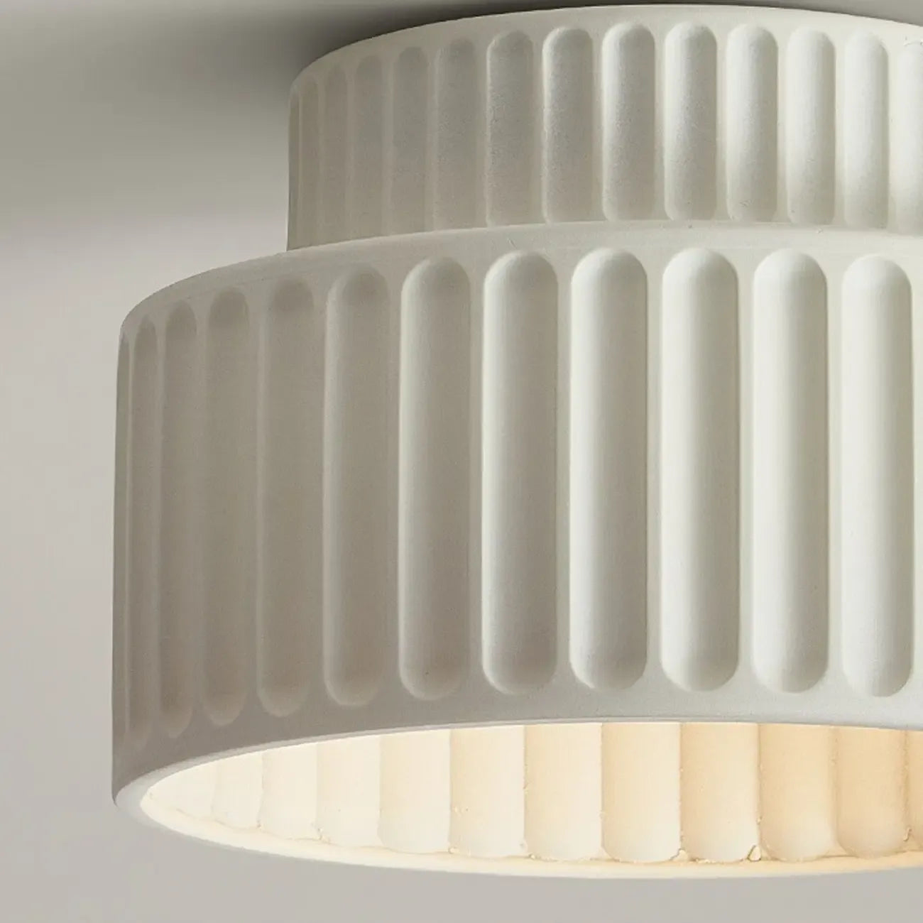 Plafonnier minimaliste cylindrique nervuré en plastique