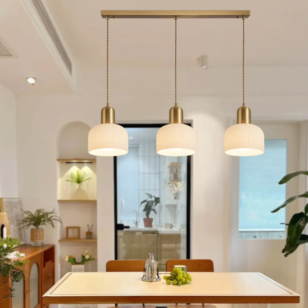 Luminaire cylindrique moderne en verre blanc et or pour îlot de cuisine