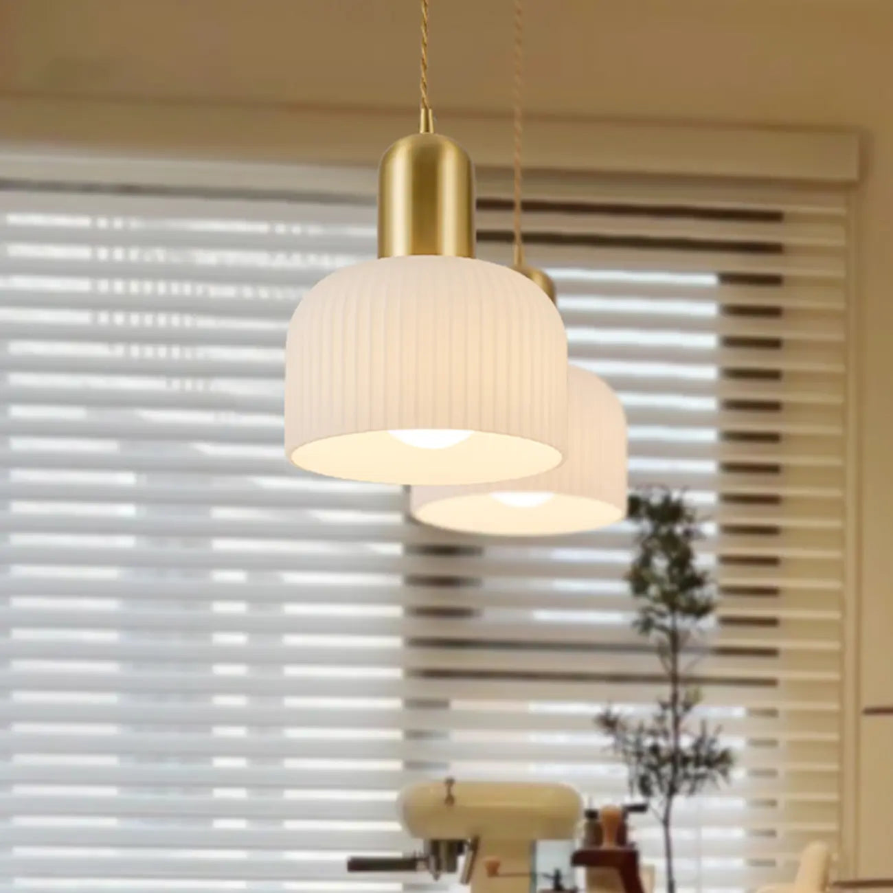 Luminaire cylindrique moderne en verre blanc et or pour îlot de cuisine