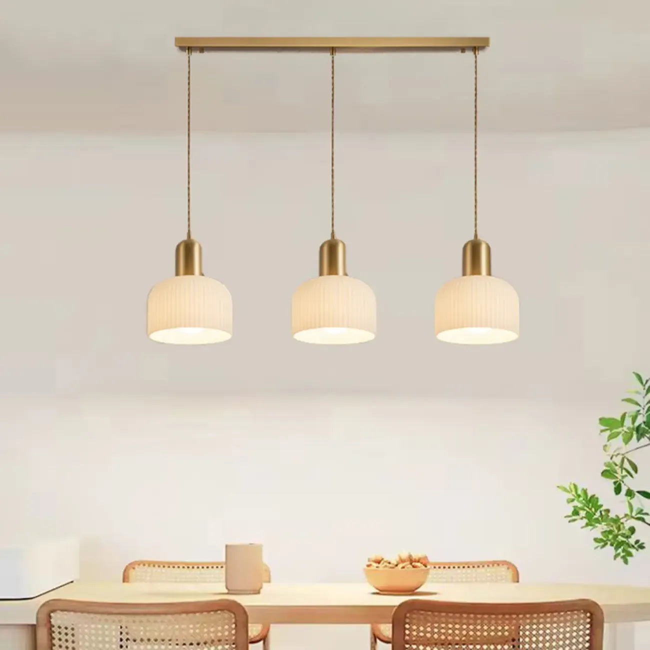 Luminaire cylindrique moderne en verre blanc et or pour îlot de cuisine