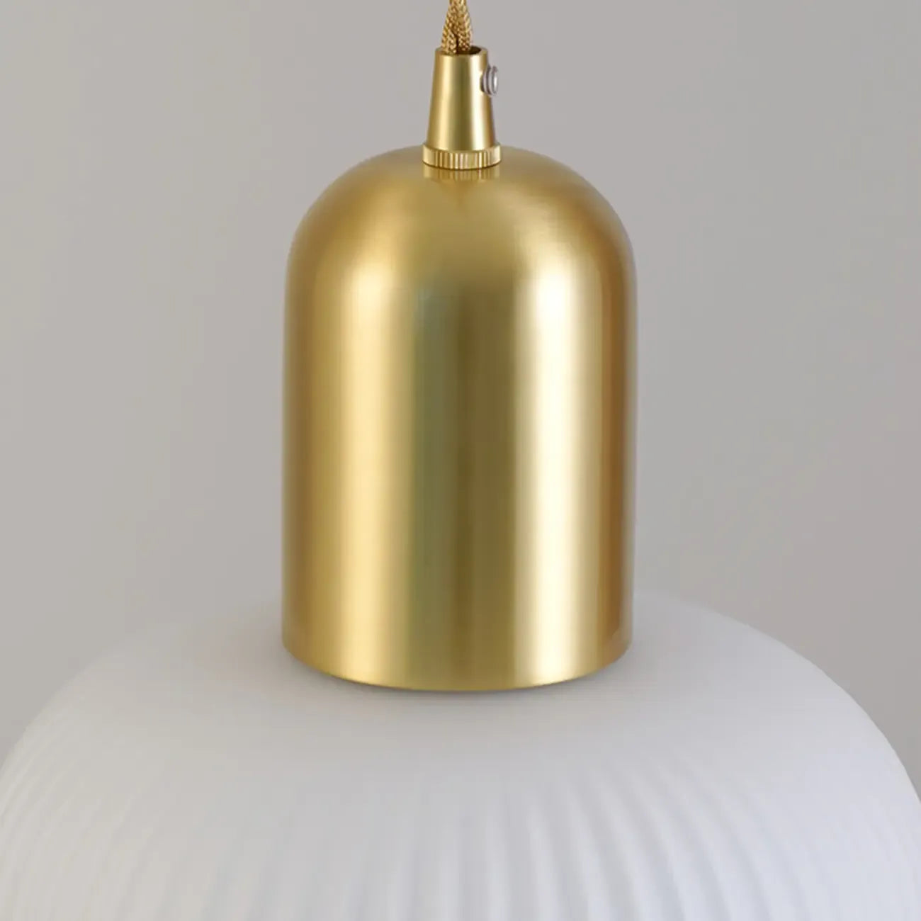 Luminaire cylindrique moderne en verre blanc et or pour îlot de cuisine