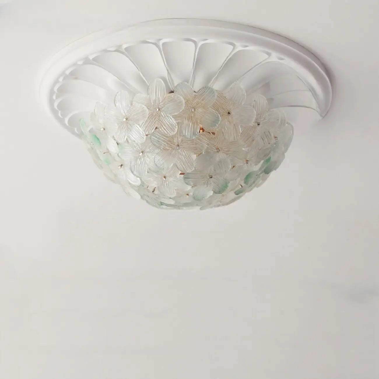 Plafonnier semi-encastré élégant à dôme en verre à motif floral