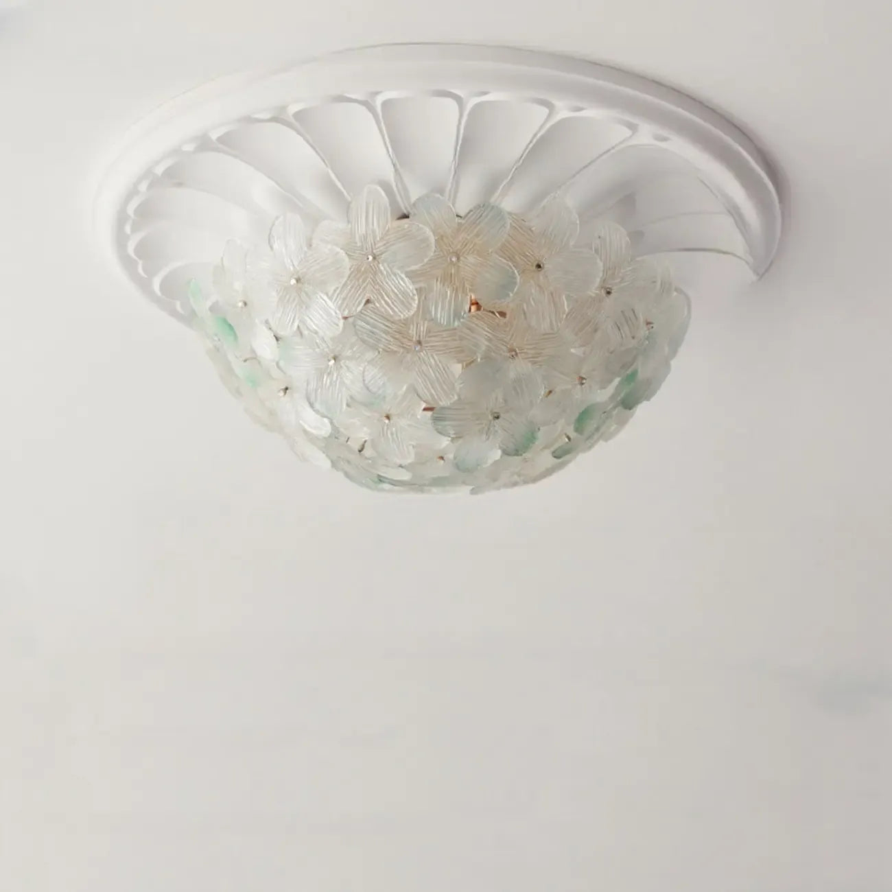 Plafonnier semi-encastré élégant à dôme en verre à motif floral