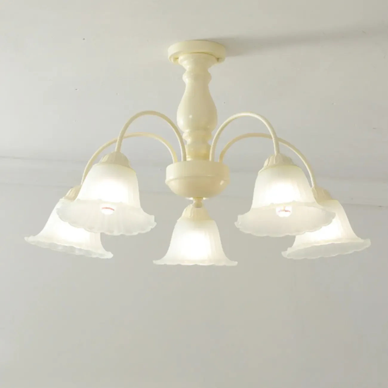 Plafonnier semi-encastré beige vintage en verre dépoli vers le bas