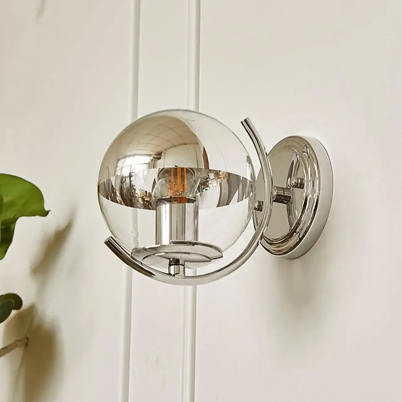 Applique murale globe moderne avec finition chromée pour salon
