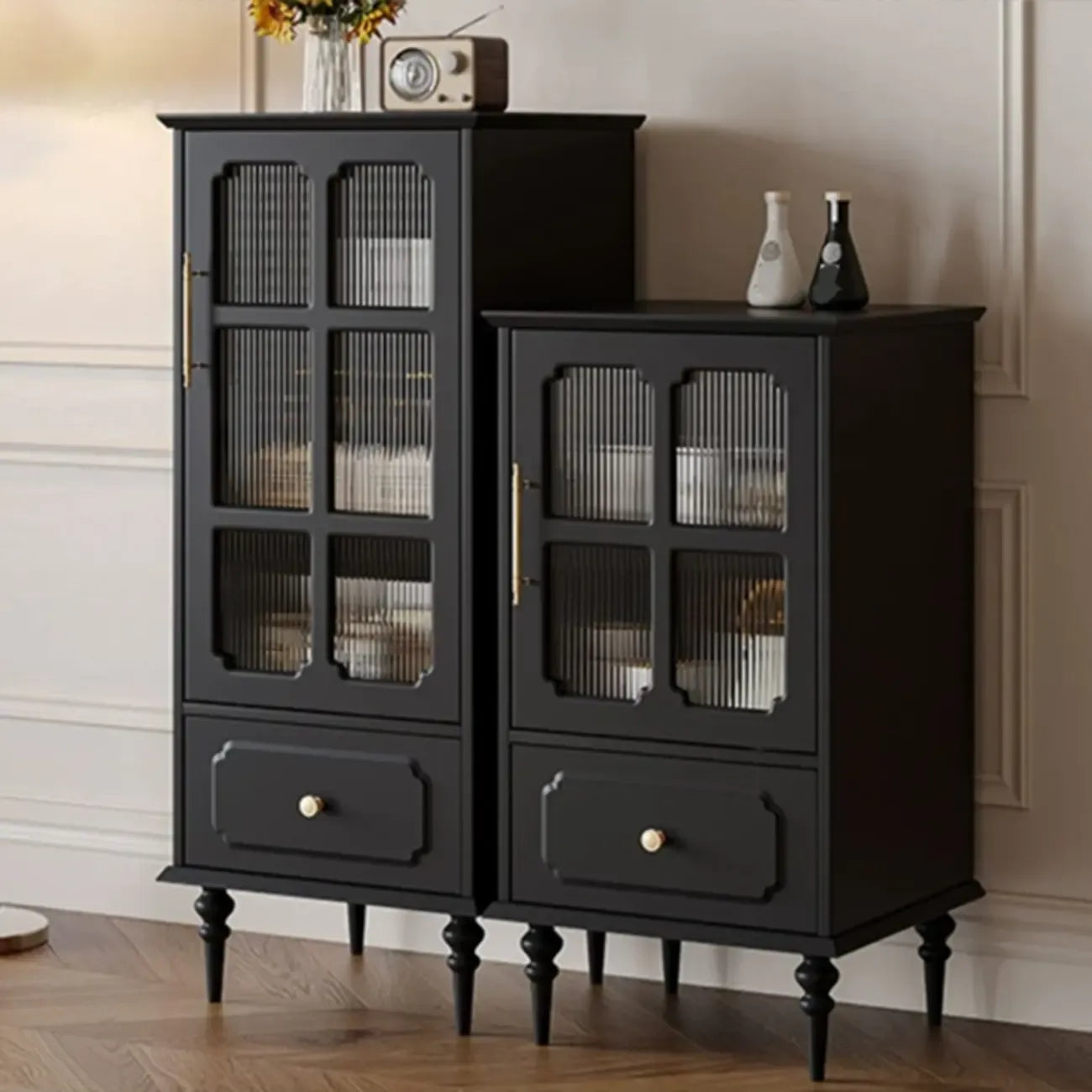 Armoire de rangement classique en bois noir côtelé et verre nervuré
