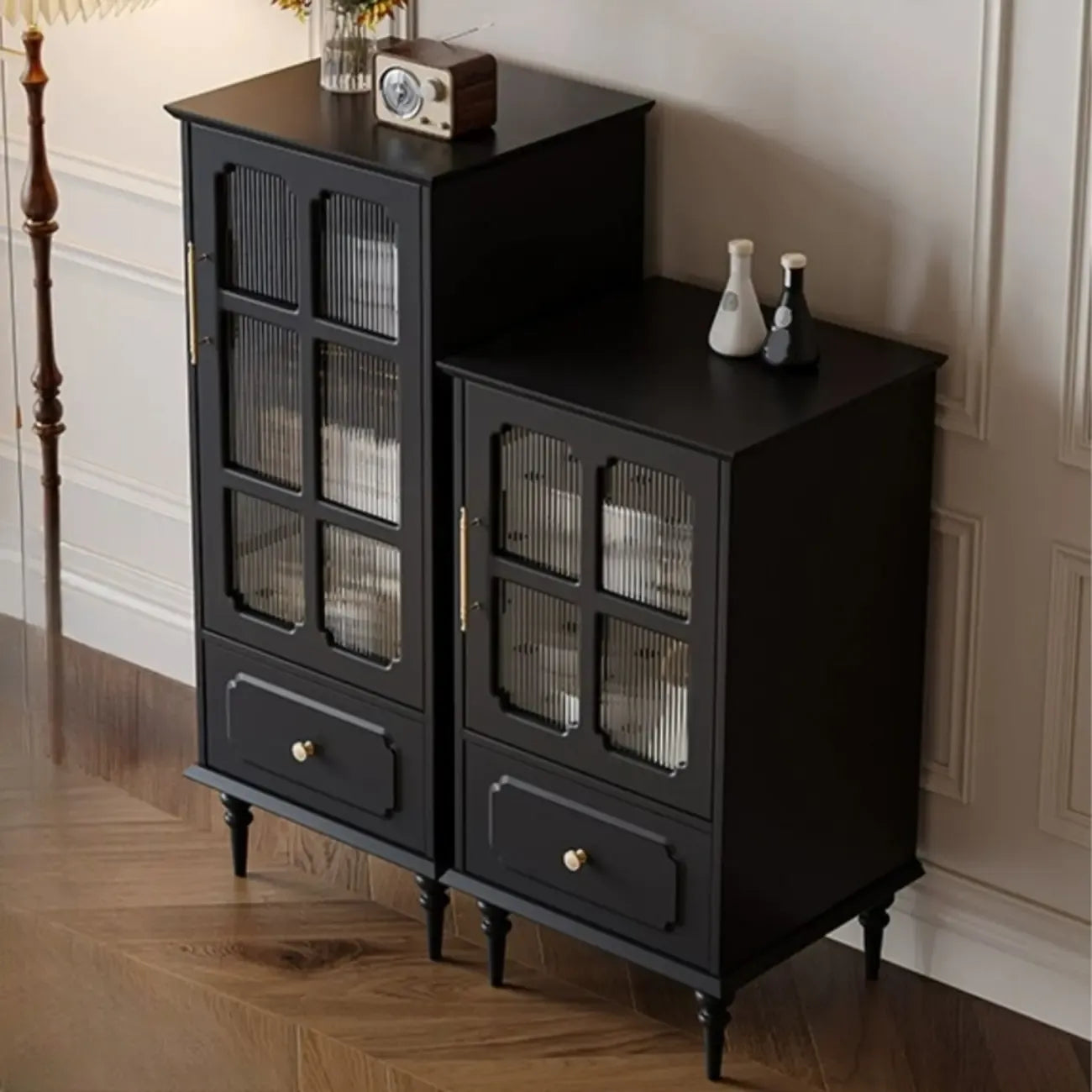 Armoire de rangement classique en bois noir côtelé et verre nervuré