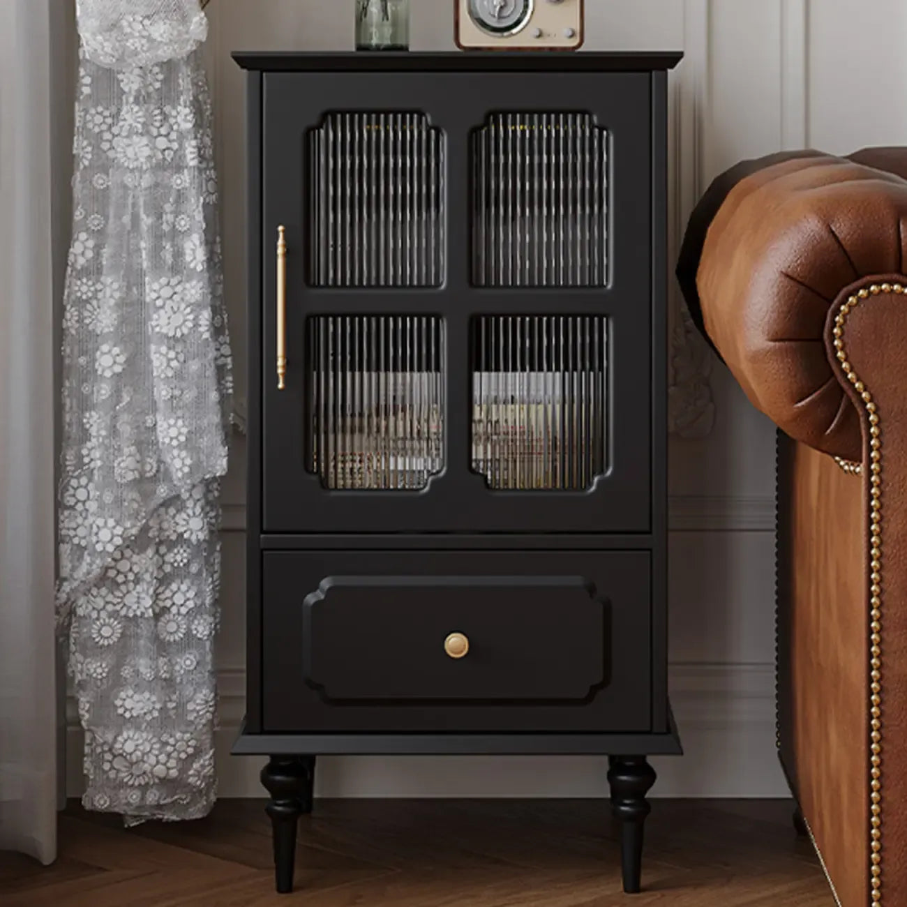 Armoire de rangement classique en bois noir côtelé et verre nervuré