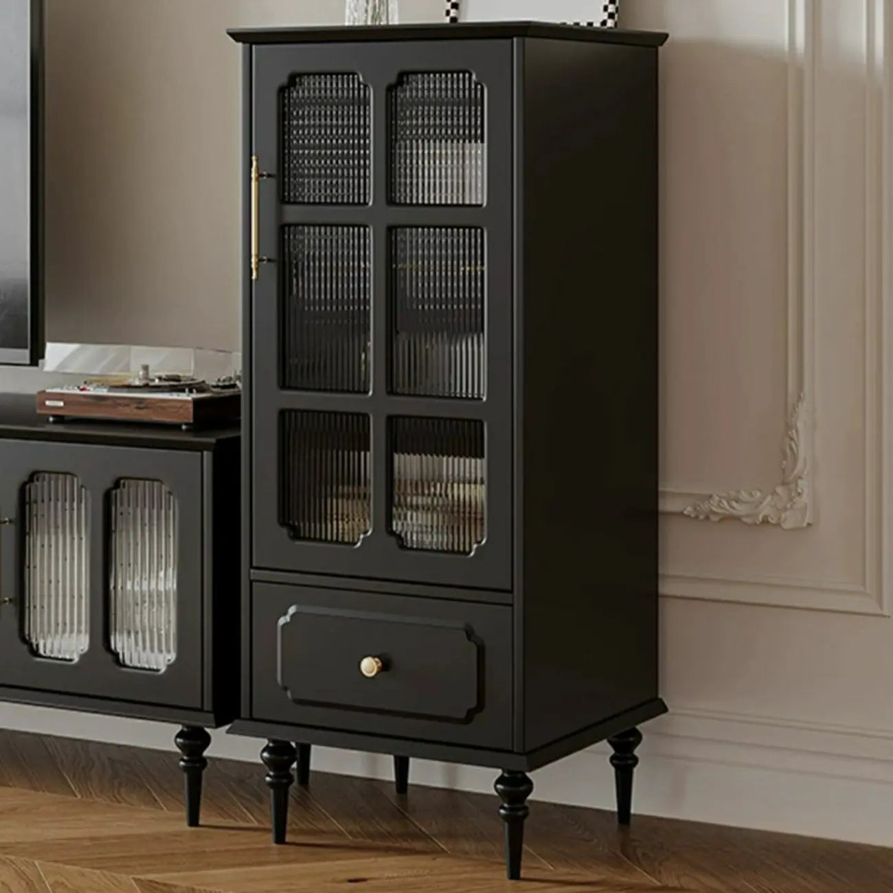 Armoire de rangement classique en bois noir côtelé et verre nervuré