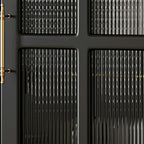 Armoire de rangement classique en bois noir côtelé et verre nervuré